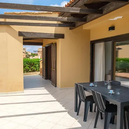 3 Bedroom Awesome In Trinita Dagultu Сasa de vacaciones Trinità dʼAgultu